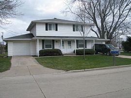 Nice Yard, Quiet Neighborhood, Near Park and Shopping.  in Appleton, WI