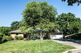 Ranch Home with 4bedrooms, Marble Counters in The Kitchen W/gl in Des Moines, IA (Photo 2 of 7)