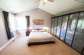 Ranch Home with 4bedrooms, Marble Counters in The Kitchen W/gl in Des Moines, IA (Photo 5 of 7)