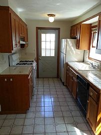 Duplex 2 Bedrooms Apartment Located Off Commonwealth Ave in Waban, MA (Photo 3 of 6)