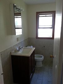 Duplex 2 Bedrooms Apartment Located Off Commonwealth Ave in Waban, MA (Photo 4 of 6)