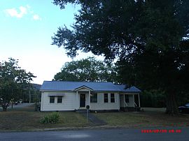 3 Bedroom/ 1 Bath - 2 Miles Away From Jsu in Jacksonville, AL