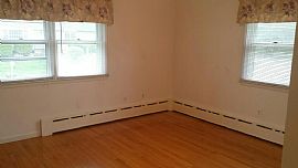 7 Room Ranch, 1 Block From Sacred Heart U Campus in Bridgeport, CT (Photo 8 of 8)