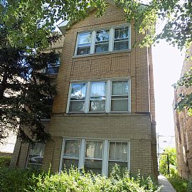 Spacious 2 Bed 1 Bath Avail Asap in Chicago, IL