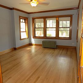 Spacious 2 Bed 1 Bath Avail Asap in Chicago, IL (Photo 2 of 5)