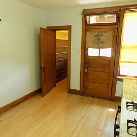 Spacious 2 Bed 1 Bath Avail Asap in Chicago, IL (Photo 3 of 5)