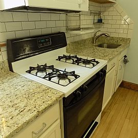 Spacious 2 Bed 1 Bath Avail Asap in Chicago, IL (Photo 4 of 5)