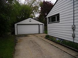 Cozy 2 Bedroom 1 Bath House in Waukesha, WI (Photo 2 of 9)