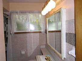 Cozy 2 Bedroom 1 Bath House in Waukesha, WI (Photo 5 of 9)