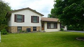 Prime Northbrook Location!! Sunny and Bright Well Maintained in Northbrook, IL