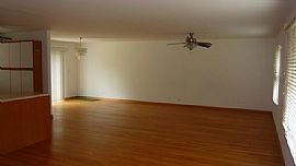 Prime Northbrook Location!! Sunny and Bright Well Maintained in Northbrook, IL (Photo 2 of 8)