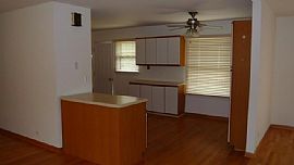 Prime Northbrook Location!! Sunny and Bright Well Maintained in Northbrook, IL (Photo 3 of 8)