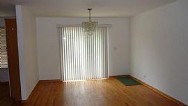 Prime Northbrook Location!! Sunny and Bright Well Maintained in Northbrook, IL (Photo 4 of 8)