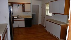 Prime Northbrook Location!! Sunny and Bright Well Maintained in Northbrook, IL (Photo 5 of 8)