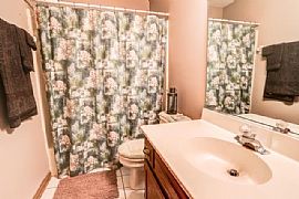4 Bed, 2.5 Bath, 2688 Sqft, $1,545 in Aurora, IL (Photo 6 of 12)