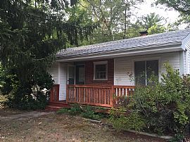 2 Bed , Close to Highway and Shopping Center in Coventry, RI