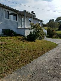 Large 3 Or 4 Bedroom 1 1/2 Bath with Finished Basement and 2 Ca in Beckley, WV
