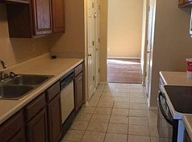 Large 3 Or 4 Bedroom 1 1/2 Bath with Finished Basement and 2 Ca in Beckley, WV (Photo 4 of 8)