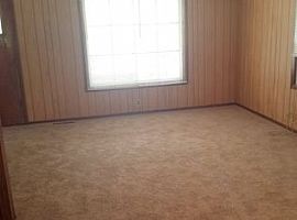 Large 3 Or 4 Bedroom 1 1/2 Bath with Finished Basement and 2 Ca in Beckley, WV (Photo 7 of 8)