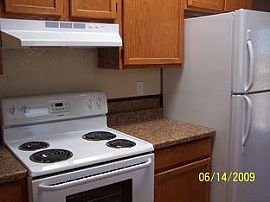 Vaulted Ceilings, 2 Tone Paint, Newer Appliances in Lake Havasu City, AZ (Photo 3 of 8)