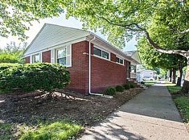 Enjoy The Chicago Lifestyle in This Pet Friendly in Chicago, IL (Photo 2 of 9)