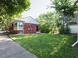 Enjoy The Chicago Lifestyle in This Pet Friendly in Chicago, IL (Photo 3 of 9)