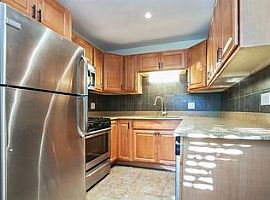 Enjoy The Chicago Lifestyle in This Pet Friendly in Chicago, IL (Photo 6 of 9)