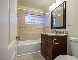 Enjoy The Chicago Lifestyle in This Pet Friendly in Chicago, IL (Photo 8 of 9)