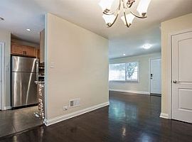 Enjoy The Chicago Lifestyle in This Pet Friendly in Chicago, IL (Photo 9 of 9)