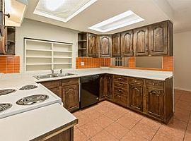 Beautifully Renovated 4 Bed/2 Bath Home in Phoenix, Az with Til in Phoenix, AZ (Photo 6 of 9)