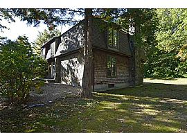 Enjoy Spacious and Private Living in This 2,500 Sqft Colonial. in East Greenwich, RI