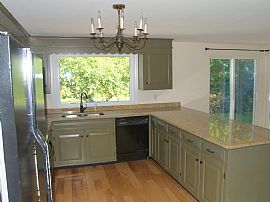 Wonderful 3 Bedroom 2 Bath Home in Classic on a Charming North  in Manchester, NH (Photo 2 of 10)