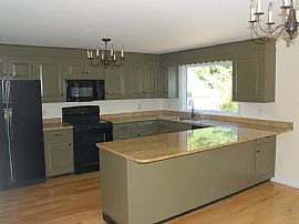 Wonderful 3 Bedroom 2 Bath Home in Classic on a Charming North  in Manchester, NH (Photo 3 of 10)