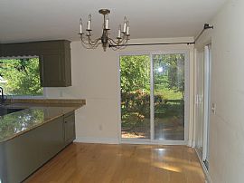 Wonderful 3 Bedroom 2 Bath Home in Classic on a Charming North  in Manchester, NH (Photo 4 of 10)