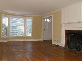 Wonderful 3 Bedroom 2 Bath Home in Classic on a Charming North  in Manchester, NH (Photo 5 of 10)