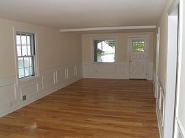 Wonderful 3 Bedroom 2 Bath Home in Classic on a Charming North  in Manchester, NH (Photo 8 of 10)