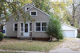 Fabulous Home in Pristine North of Grand Bungalow Has 1200sqft in Des Moines, IA