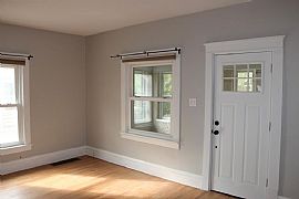 Fabulous Home in Pristine North of Grand Bungalow Has 1200sqft in Des Moines, IA (Photo 3 of 10)