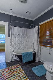 Fabulous Home in Pristine North of Grand Bungalow Has 1200sqft in Des Moines, IA (Photo 8 of 10)