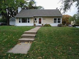 This 3 Bedroom Duplex Sits on a Corner Lot in a Perfect St in Minneapolis, MN