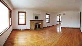 This 3 Bedroom Duplex Sits on a Corner Lot in a Perfect St in Minneapolis, MN (Photo 3 of 6)