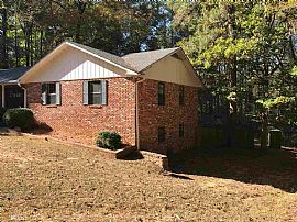 Single Family Home Has 4 Bedrooms and 2.0 Bathrooms. in Fairburn, GA (Photo 2 of 9)