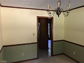 Single Family Home Has 4 Bedrooms and 2.0 Bathrooms. in Fairburn, GA (Photo 4 of 9)