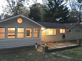 Located in Vernon Township, Nj.Well Maintained 2 Br Ranch in Hamburg, NJ (Photo 2 of 7)