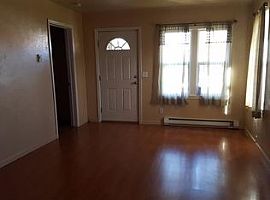 Cute 2 Bedroom, 1 Bath Home with New Paint in Medford, OR (Photo 2 of 6)