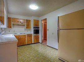 60'S Rambler in a Quiet Neighborhood in Lakewood, WA (Photo 3 of 4)