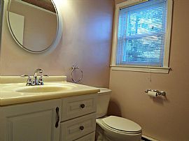 2 Bed, 1.5 Bath, 1460 Sqft, $1,100 in Derry, NH (Photo 4 of 11)