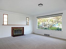 11027 Palatine Ave N and Nice Broadview 3-Bedroom, 2-Bathroom in Seattle, WA (Photo 3 of 8)