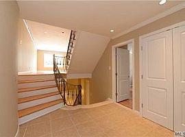 3 Beds 2.5 Baths 2,000 Sqft in Bayside, NY (Photo 10 of 12)