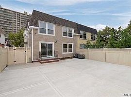 3 Beds 2.5 Baths 2,000 Sqft in Bayside, NY (Photo 2 of 12)